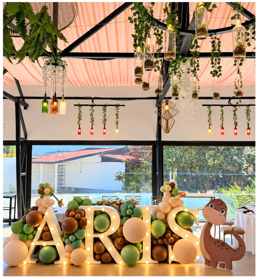 Decor pe litere luminoase